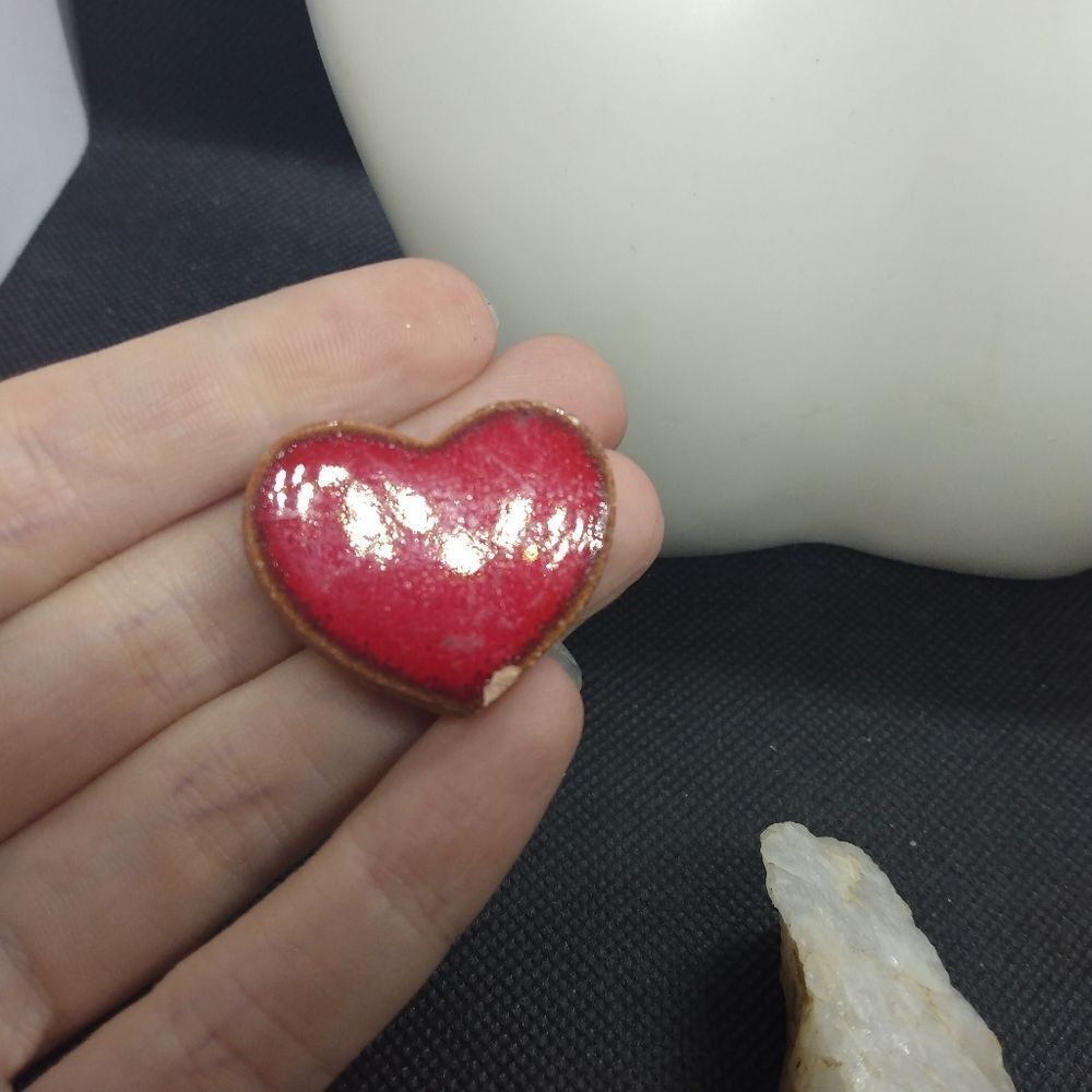 Heart glitter brooch in red‎
